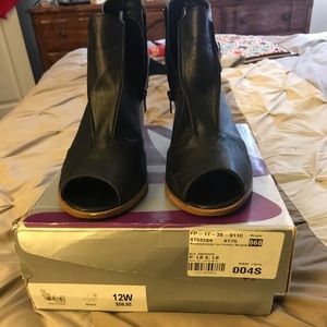 Cute peep toe bootie